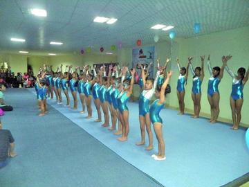 Todas las gimnastas realizan el saludo inicial al público.