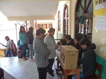 La población fue vigilante de los resultados de la votación.