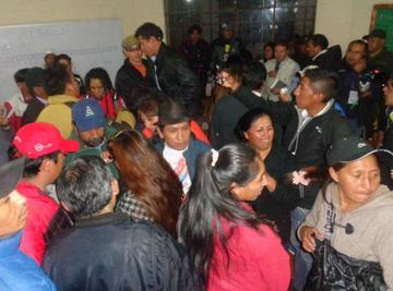 Las personas que votaban en el Colegio Cleto Loayza protestaron ante el intento de anular los resultados de dos mesas.