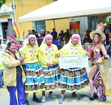 Los Waca wacas de San Benito junto a la reina del Coros, Cinthia Arenas.