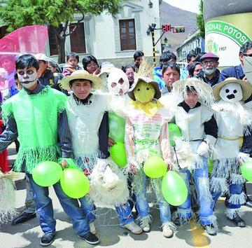 Un grupo de Los Espantapájaros de la escuela 1ro de Abril.