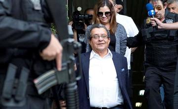 El publicista brasileño João Santana llega detenido a la ciudad de Curitiba.