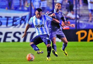 El jugador Roger Bayker Martinez (i) de Racing Club disputa el balón con José Luis Capdevilla (d).