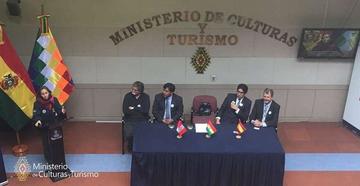 La representante del Ministerio de Culturas y al centro los invitados y el organizador.