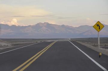 Gobierno inaugura carretera Uyuni-Condo K de 165 kilómetros 