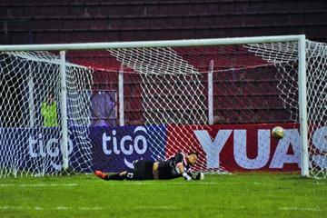 Gustavo Salvatierra al momento de tapar el penal a Gilbert Álvarez.