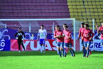 Edward Zenteno (c) celebra el primer gol de los aviadores.