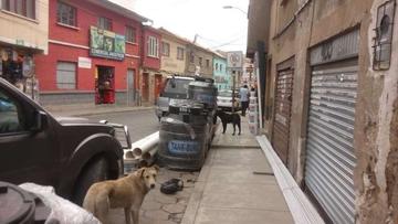 Vecinos demandan sacar mercadería de las aceras