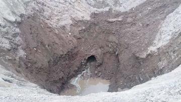 El deterioro del embovedado que pasa debajo de la avenida Tinku generó el sifonamiento.
