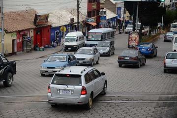 El pasaje en el servicio rápido cuesta cinco Bolivianos.