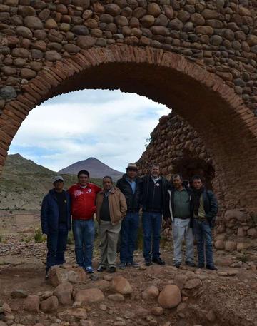 Los visitantes observaron los cárcamos.