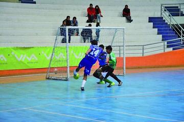 El goleador del partido, Luis Alfredo Loredo, anota su cuarto tanto para Potosí.