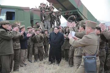 Kim Jong Un, comandante del Ejército, mantiene una reunión con personal militar.