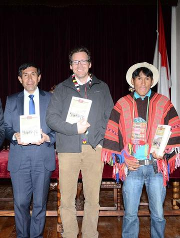 Nicolas (c) con Rubén Ruiz y el representante de Caop, Hilarión Ciprián.