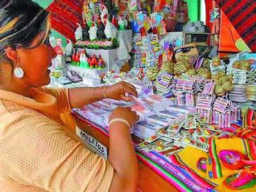 La feria de Alasita de La Paz baja el telón hoy con el tradicional remate