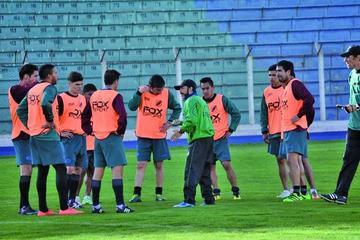 El técnico de Nacional, Juan Márquez charla con los jugadores después de su práctica.