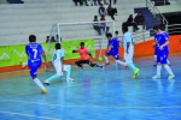 El futbolista de Deportivo Junín, Luis Alfredo Loredo, controla el balón.