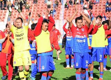El equipo capitalino festeja la obtención de los tres puntos .