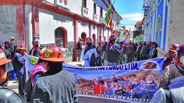 Los mineros en el frontis del Ministerio Público.