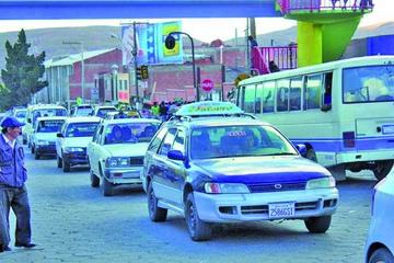 Choferes de taxis insisten en una tarifa de larga distancia 