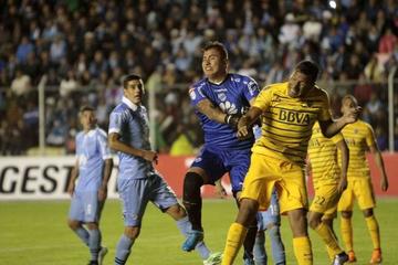Romel Quiñónez despeja uno de los ataques del equipo xeneize.