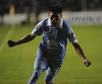 Erwin Saavedra  festeja el único gol de la academia.
