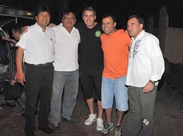 Leo Fernández (c), Eduardo Jiguchi (2i) y Berty Suárez (2d) junto a Morales y Quintana. Foto: Facebook
