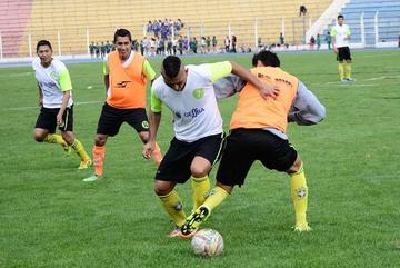 El jugador Andrés Jiménez en posición del balón.