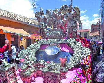 El carro alegórico con grandes y hermosos objetos de plata.