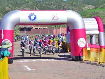 Los ciclistas empiezan la carrera.