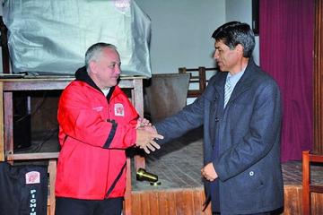 El técnico argentino José Luis Pestuggia y el presidente de Pichincha, Eloy Alzú.