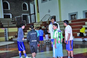 Los jugadores se preparan para entrenar.