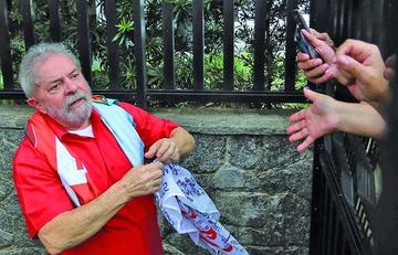 El gobernante es investigado y fue acusado de legitimación de ganancias, entre otros delitos.