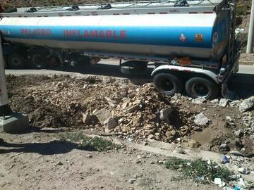 Un camión cisterna casi vuelca en la carretera