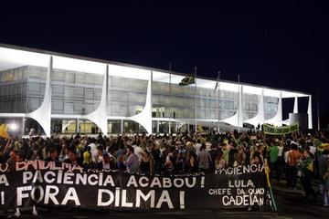 Manifestantes protestan contra el nombramiento del expresidente frente al Palacio de Planalto, en Brasilia.