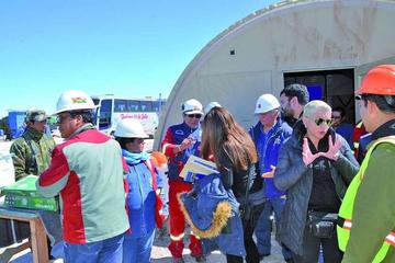 La comisión mixta, durante su visita al Salar de Uyuni para verificar los trabajos.