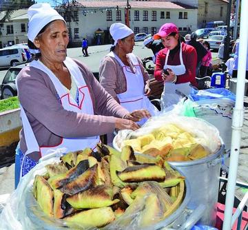 Las caseritas ofrecieron las ricas humintas y tamales.