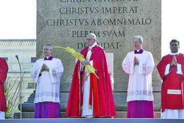 El pontífice celebra el Domingo de Ramos en la plaza San Pedro, en El Vaticano.