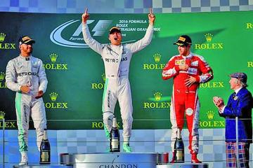 Lewis Hamilton, Nico Rosberg y Sebastian Vettel en el podio de ganadores.