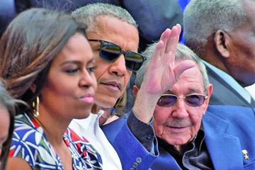 Michelle Obama y su esposo Barack, junto a Raúl Castro disfrutaron de un partido de beísbol.