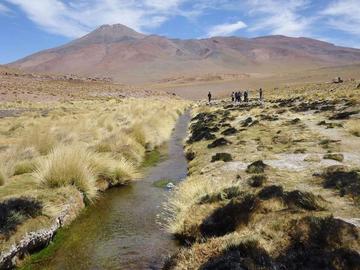 El agua se va por un canal artificial construido por Chile