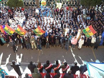 Los estudiantes se concentraron en la plaza 10 de Noviembre.