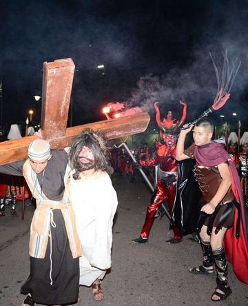 Estudiantes cumplen el  víacrucis viviente