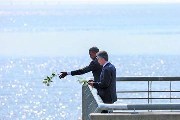 Los mandatarios ofrecieron flores a las víctimas de la última dictadura militar.