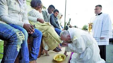 El Papa lava pies de 11 refugiados