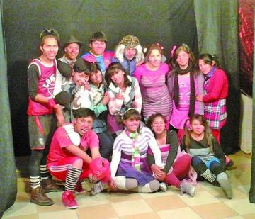 El elenco Wiñay ofrece comedia
