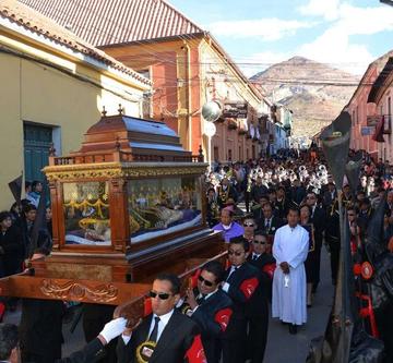 La procesión del Santo Sepulcro por las calles de la ciudad de Potosí.