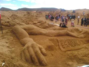 Moldean esculturas gigantes de arena