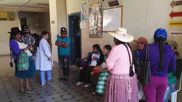 Varias mujeres esperaban su turno para ingresar a la sala de partos.