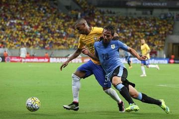 Fernandinho (i) de Brasil disputa el balón con Alvaro Gonzalez (d) de Uruguay.